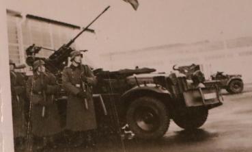 Preview: drei Fotos - Wehrmachtsparade  Fahnen Fahrzeuge SdKfz